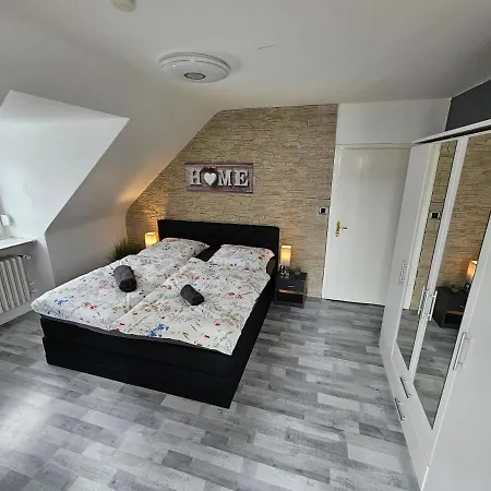 Exklusives Dachgeschoss-apartment: Zentral In Mit Highspeed-internet
